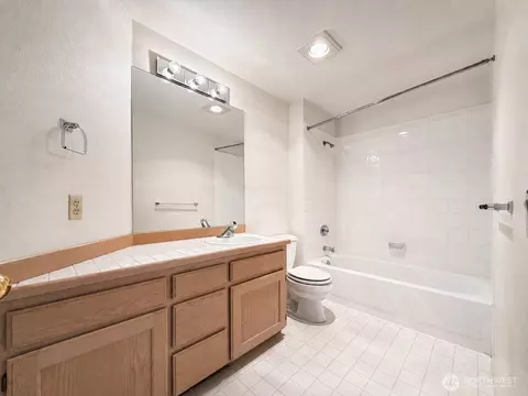 Bath - 2009 Mill Pointe Dr SE, Bothell, WA 98012 photo 5 of 5