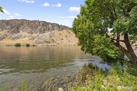 27 N Shore Dr, Orondo, WA 98843