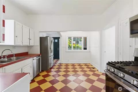 Kitchen - 2312 Baker Ave, Everett, WA 98201 photo 2 of 3