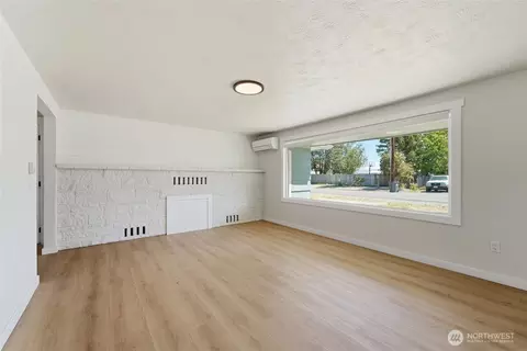 Living - 607 S 1st St, Brewster, WA 98812 photo 2 of 8
