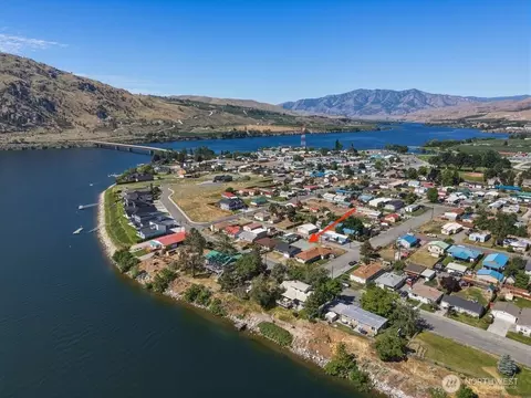 607 S 1st St, Brewster, WA 98812