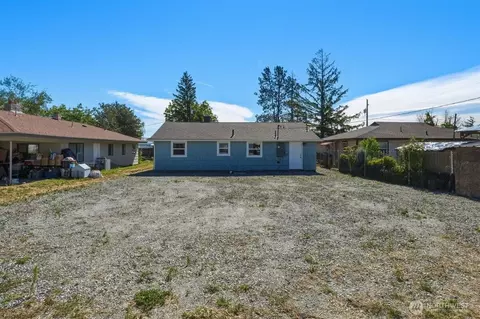 Exterior - 607 S 1st St, Brewster, WA 98812 photo 2 of 4