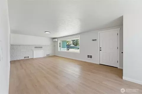 Living - 607 S 1st St, Brewster, WA 98812 photo 4 of 8