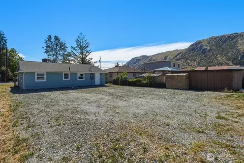 Exterior - 607 S 1st St, Brewster, WA 98812 photo 3 of 4