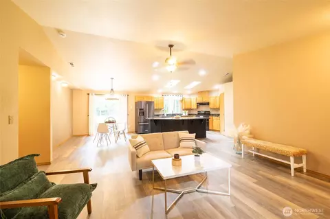 Living - 117 Yetter Ln, Chehalis, WA 98532 photo 1 of 2