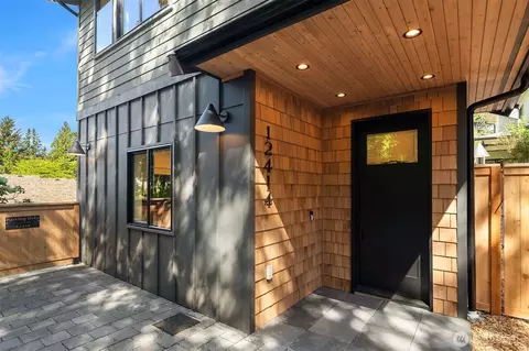 12414 NE 72nd St, Kirkland, WA 98033