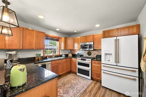 Kitchen - 301 Christopher Ln, Everson, WA 98247 photo 2 of 4