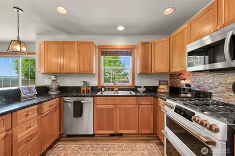 Kitchen - 301 Christopher Ln, Everson, WA 98247 photo 3 of 4