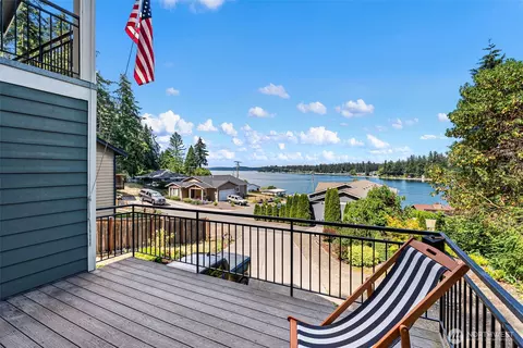 1709 Shorewood Dr, Bremerton, WA 98312