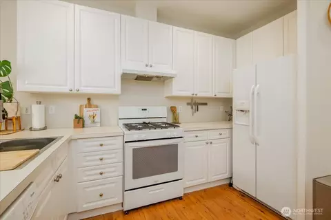 Kitchen - 10410 Holly Dr #E, Everett, WA 98204 photo 3 of 4