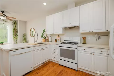 Kitchen - 10410 Holly Dr #E, Everett, WA 98204 photo 4 of 4