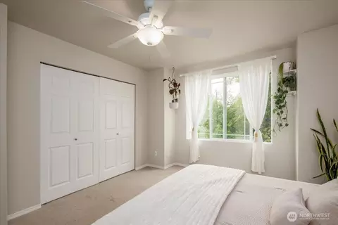 Bedroom - 10410 Holly Dr #E, Everett, WA 98204 photo 2 of 4