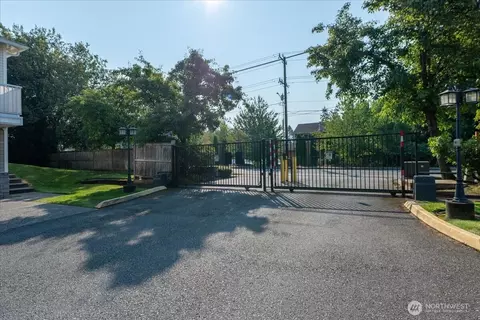 Exterior - 10410 Holly Dr #E, Everett, WA 98204 photo 2 of 8