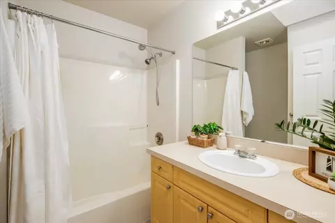 Bath - 10410 Holly Dr #E, Everett, WA 98204 photo 3 of 3