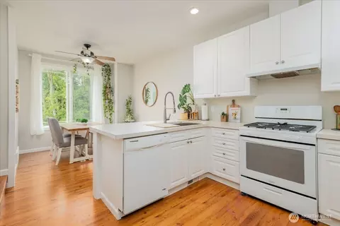 Kitchen - 10410 Holly Dr #E, Everett, WA 98204 photo 2 of 4