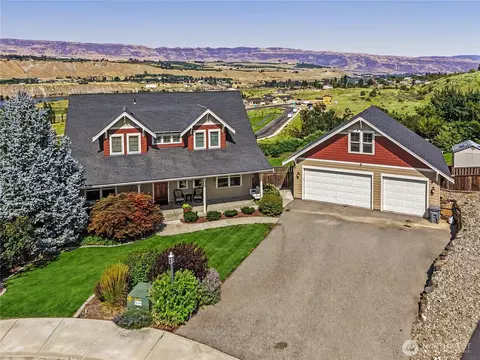 2610 Tuscany Ln, Malaga, WA 98828
