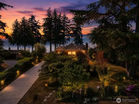 516 1st St, Steilacoom, WA 98388