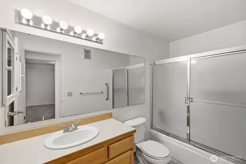 Bath - 335 Heather Rd #202, Everett, WA 98203 photo 1 of 1