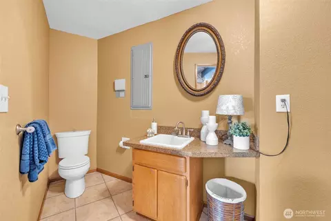 Bath - 1133 E Hemlock St, Kent, WA 98030 photo 8 of 8