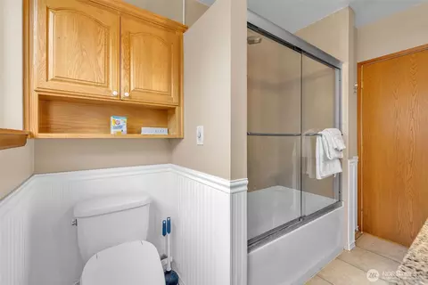 Bath - 1133 E Hemlock St, Kent, WA 98030 photo 6 of 8