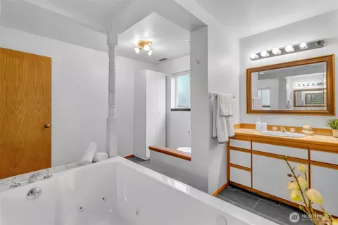 Bath - 1133 E Hemlock St, Kent, WA 98030 photo 3 of 8