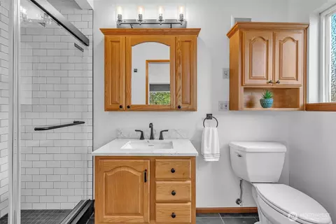 Bath - 1133 E Hemlock St, Kent, WA 98030 photo 7 of 8