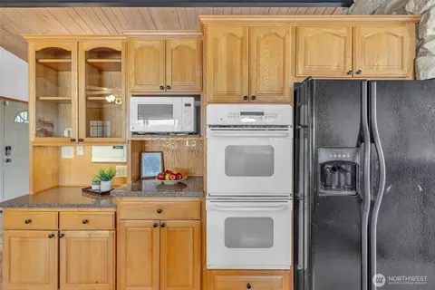 Kitchen - 1133 E Hemlock St, Kent, WA 98030 photo 6 of 6
