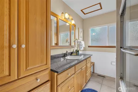 Bath - 1133 E Hemlock St, Kent, WA 98030 photo 4 of 8