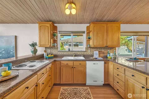 Kitchen - 1133 E Hemlock St, Kent, WA 98030 photo 3 of 6