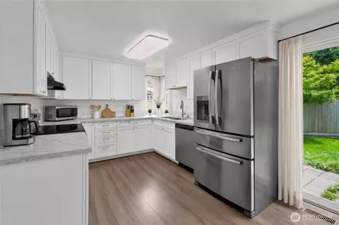 Kitchen - 908 Baysinger Pl, Enumclaw, WA 98022 photo 2 of 3