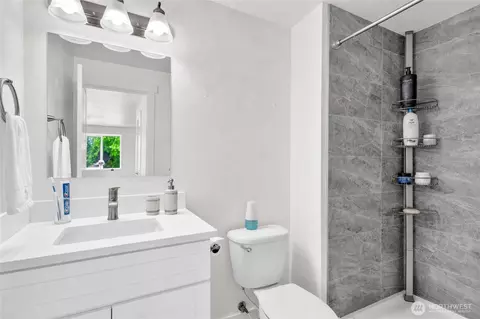 Bath - 908 Baysinger Pl, Enumclaw, WA 98022 photo 2 of 5