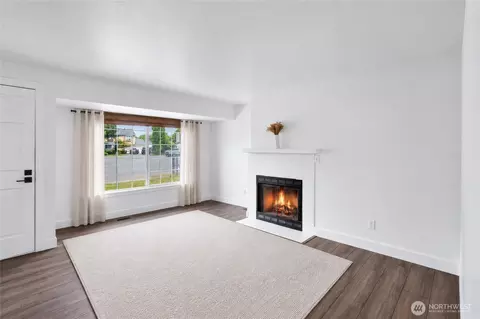 Living - 908 Baysinger Pl, Enumclaw, WA 98022 photo 4 of 5
