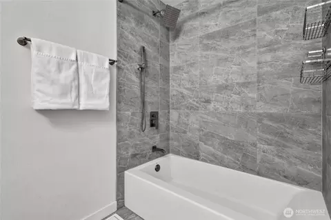 Bath - 908 Baysinger Pl, Enumclaw, WA 98022 photo 5 of 5