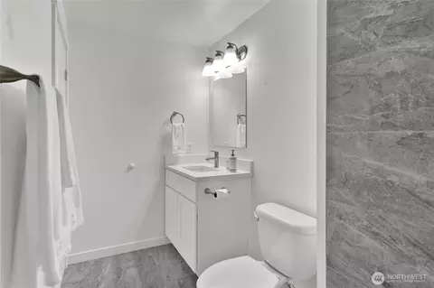 Bath - 908 Baysinger Pl, Enumclaw, WA 98022 photo 3 of 5