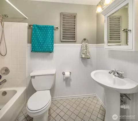 Bath - 5814 12th Ave W, Everett, WA 98203 photo 2 of 2