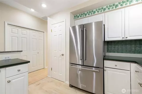 Kitchen - 424 228th St SW #H101, Bothell, WA 98021 photo 3 of 5