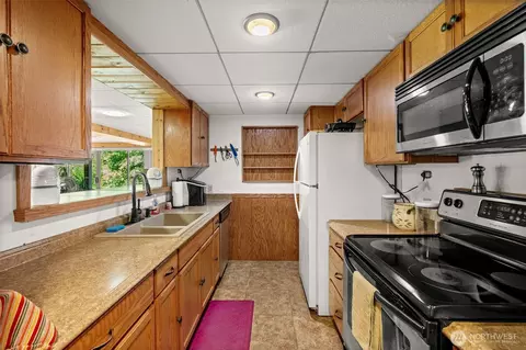Kitchen - 502 Beckett Ln SW, Orting, WA 98360 photo 3 of 3