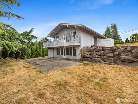 Exterior - 3303 Wave Dr, Everett, WA 98203 photo 8 of 12