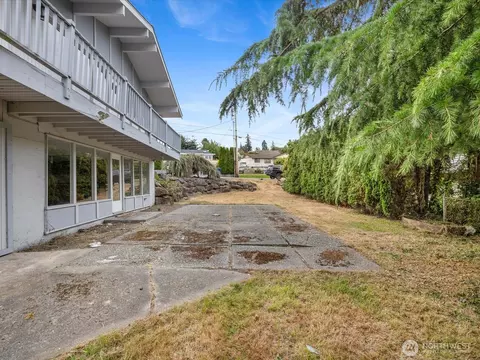 Exterior - 3303 Wave Dr, Everett, WA 98203 photo 9 of 12