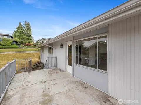 Exterior - 3303 Wave Dr, Everett, WA 98203 photo 3 of 12