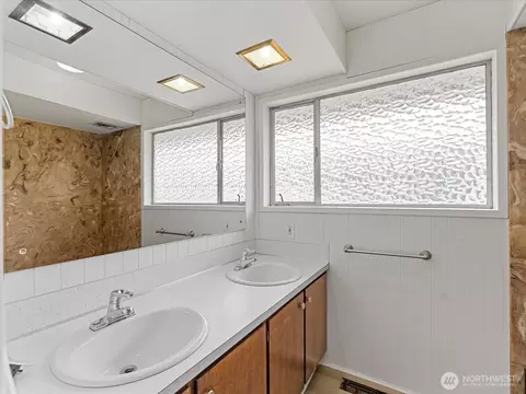 Bath - 3303 Wave Dr, Everett, WA 98203 photo 1 of 2