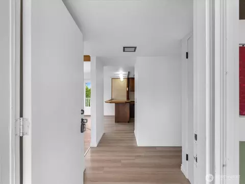 Entry Way - 3303 Wave Dr, Everett, WA 98203 photo 1 of 2