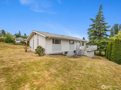 Exterior - 3303 Wave Dr, Everett, WA 98203 photo 11 of 12