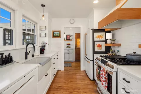 Kitchen - 428 3rd Ave N, Edmonds, WA 98020 photo 2 of 4