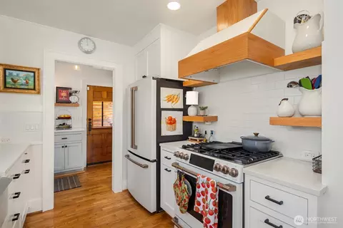 Kitchen - 428 3rd Ave N, Edmonds, WA 98020 photo 3 of 4