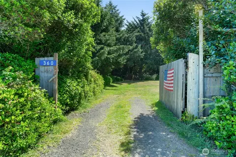 360 Ocean Shores Blvd SW, Ocean Shores, WA 98569