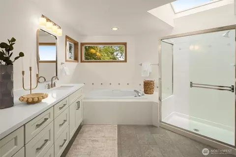 Bath - 1917 237th Pl SE, Bothell, WA 98021 photo 1 of 3