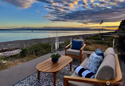 848 Old Beach Rd, Freeland, WA 98249