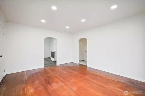 Living - 527 24th Ave, Longview, WA 98632 photo 2 of 4