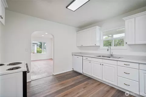 Kitchen - 527 24th Ave, Longview, WA 98632 photo 2 of 3